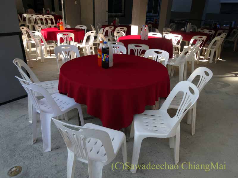 チェンマイのタイ人の知り合いの家の新築祝いの会場概観