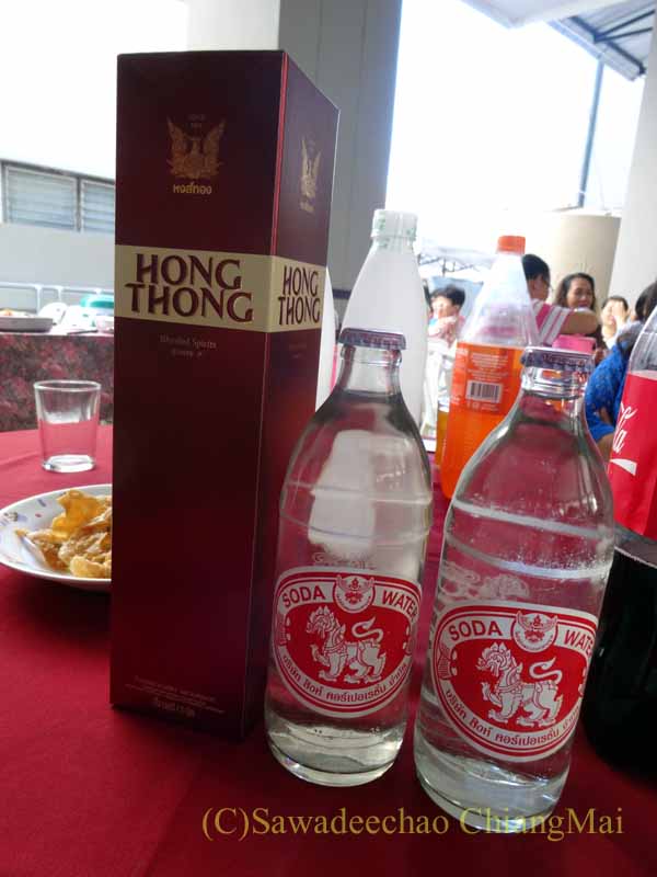 チェンマイのタイ人の知り合いの家の新築祝いで出された酒類