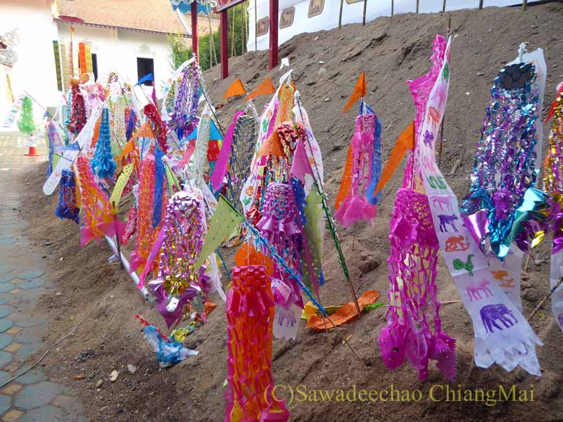チェンマイのソンクラーンで作られる砂のチェディ（仏塔）の小旗