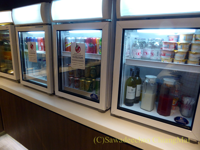 スワンナプーム空港にあるミラクルファーストクラスラウンジの冷蔵庫