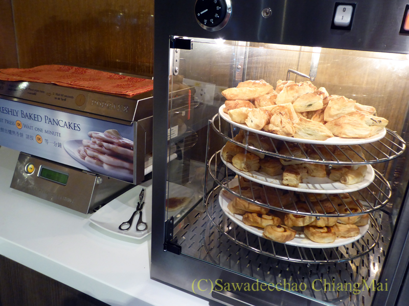 スワンナプーム空港にあるミラクルファーストクラスラウンジのパイとパンケーキ