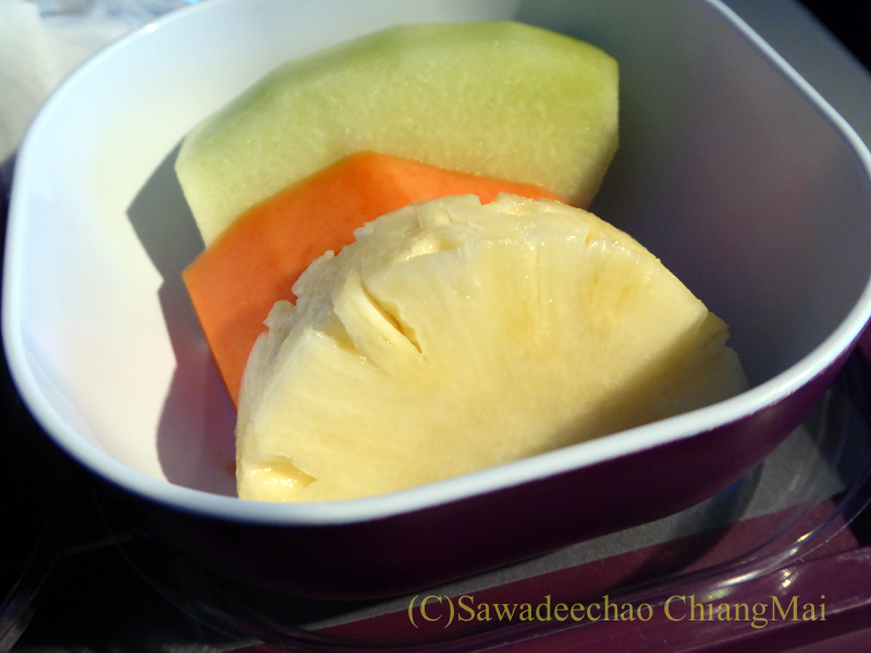 タイ国際航空TG319便のエコノミークラスで出た機内食のフルーツ