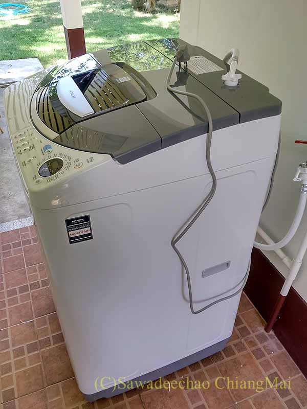 チェンマイの自宅に設置された日立製の全自動洗濯機