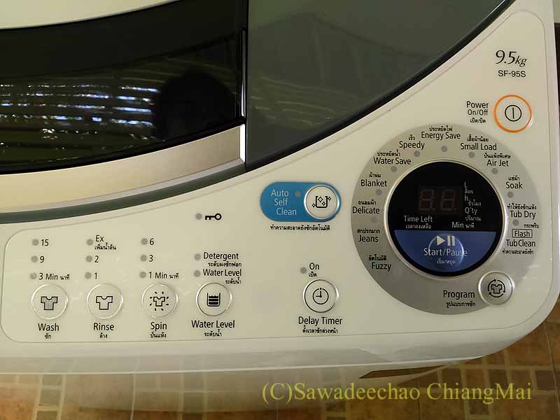 チェンマイの自宅に設置された日立製の全自動洗濯機の操作パネル