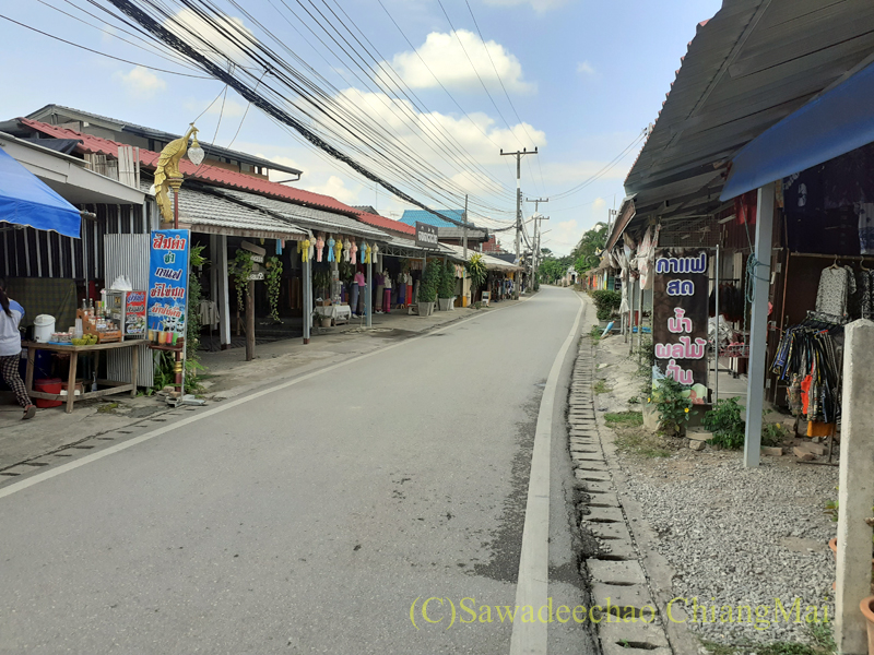 ラムプーン県のコットン村バーンドーンルワンのY字路右手の店が並ぶ路地