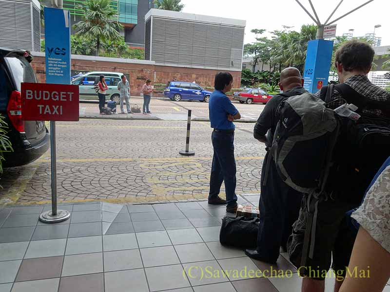 マレーシアの空港鉄道KLIAエクスプレスの駅のタクシー乗り場