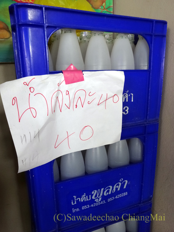 チェンマイのよろず屋などで売られているケース入りの飲料水