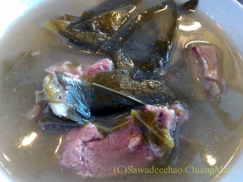 チェンマイある南部タイ料理飯屋カーオホームゲーンタイのクリアスープ