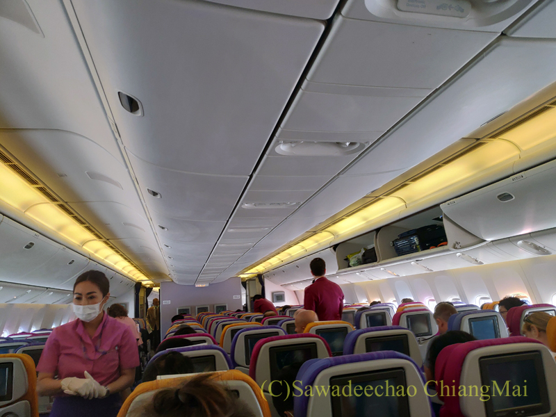 タイ国際航空TG103便バンコク行きエコノミークラスの機内