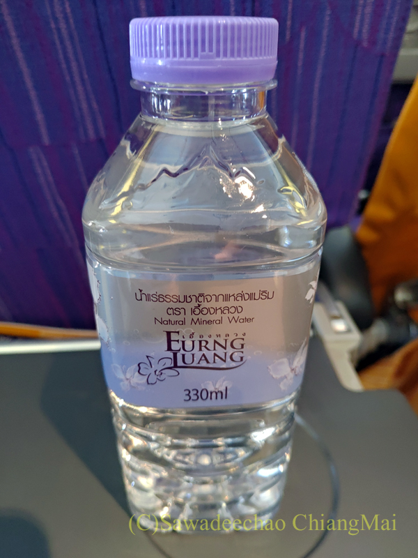 タイ国際航空TG103便エコノミークラスで出た機内食の飲料水