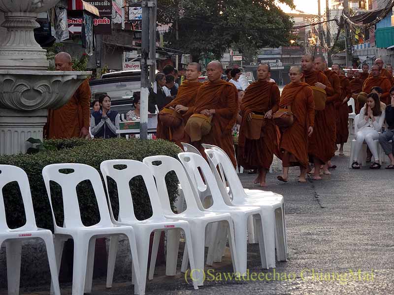 チェンマイ市内の元旦特別タムブン（徳積行）にやって来た僧侶たち