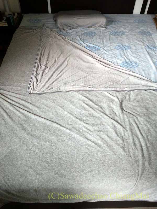 ニトリのNクール冷感寝具をチェンマイの自宅のベッドに広げた様子
