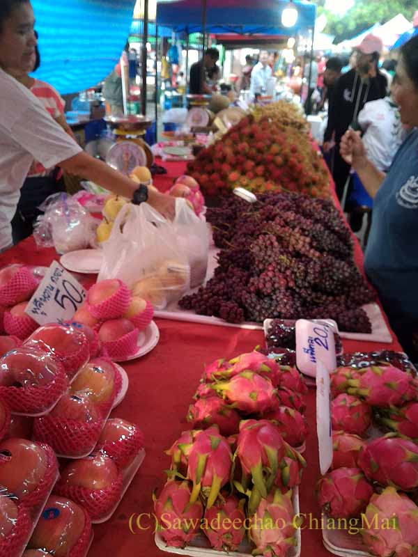 チェンマイ郊外で開かれている定期市の果物屋