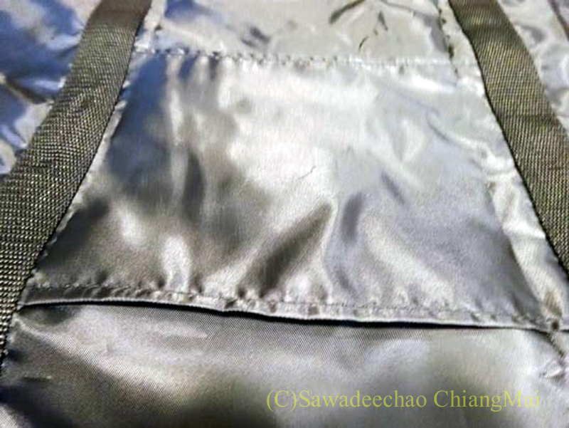 チェンマイで使っている腰痛対策グッズpintoをバッグのハンドル通し