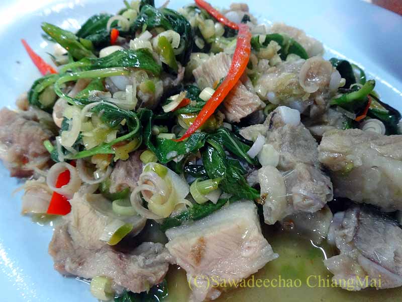 タイのプレーにある中華タイ食堂ソットチューンポーチャナーの豚肉と青菜ネギのニンニク炒め