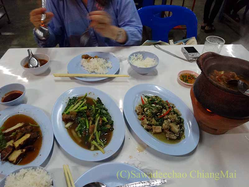 タイのプレーにある中華タイ食堂ソットチューンポーチャナーの料理概観