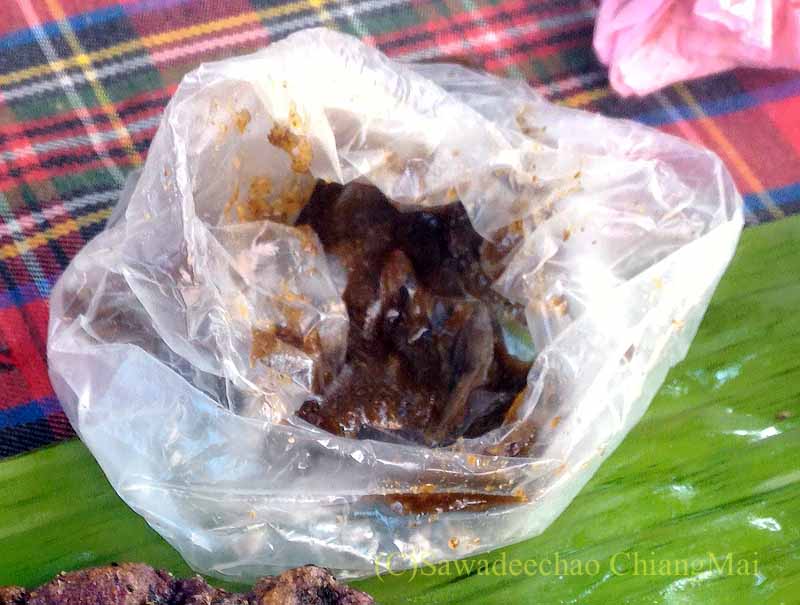 チェンマイのタイヤイ（シャン族）の家でたべた餅につける黒砂糖