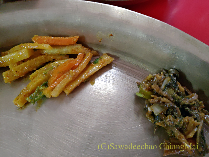 ネパールのカトマンズにあるダルバート食堂トリベニの野菜のアチャール2種