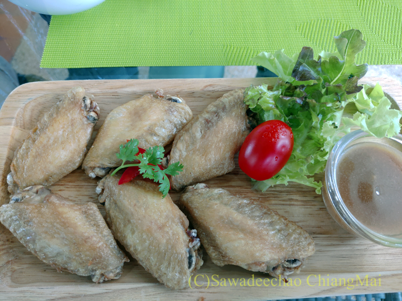 チェンマイのレストラン、ロイヤルプロジェクトキッチンの鶏手羽中揚げの蜂蜜タマリンドソース
