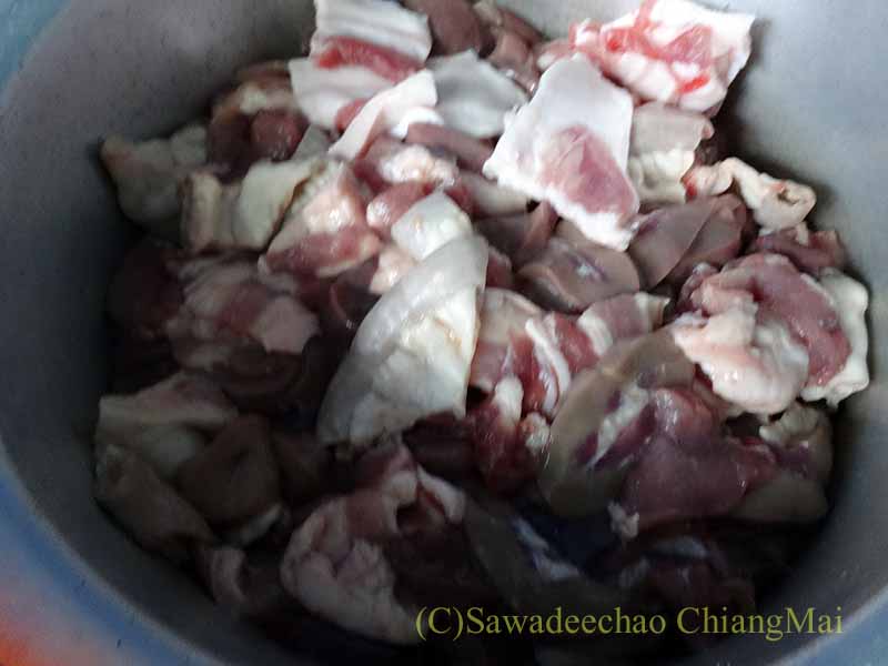 チェンマイのタイ人の家でのムーガタパーティーの肉類
