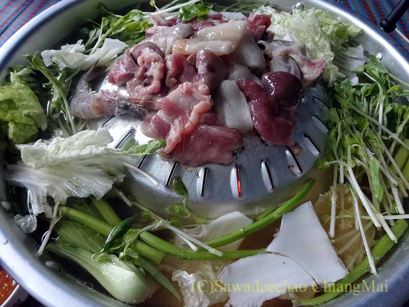 チェンマイのタイ人の家でのムーガタを食べる直前の鍋