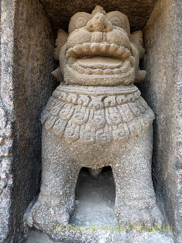 インドネシアのプランバナンのロロジョングラン寺院遺跡の狛犬