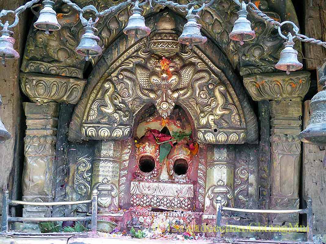 ネパール、パタンの旧市街の小さな祠の神像