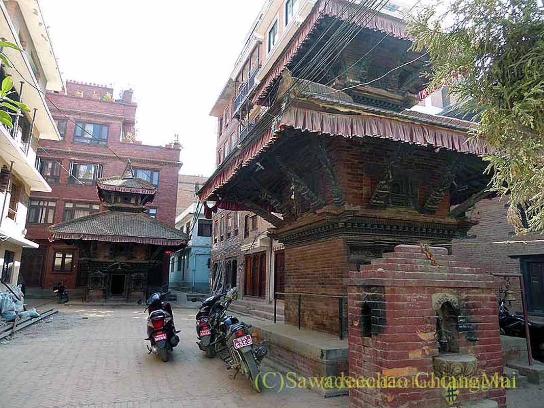ネパール、パタンの旧市街の路地にある寺院