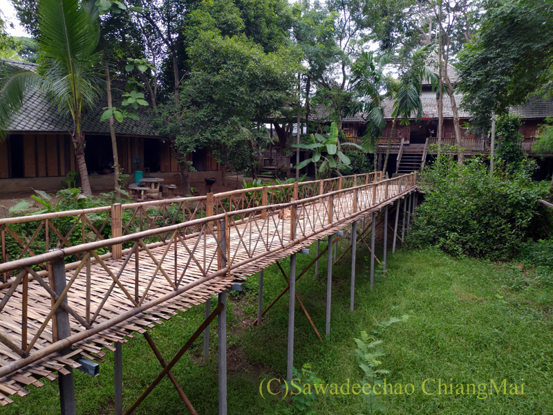 チェンマイのラーンナー智慧の学校定期市のワークショップの木橋