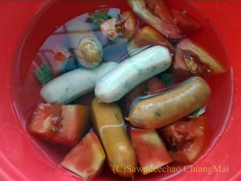 「レンジで野菜スープ」の容器に後入れ材料を入れる