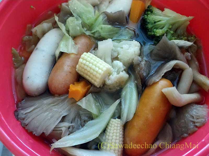 チェンマイの自宅で「レンジで野菜スープ」を使って作ったスープ