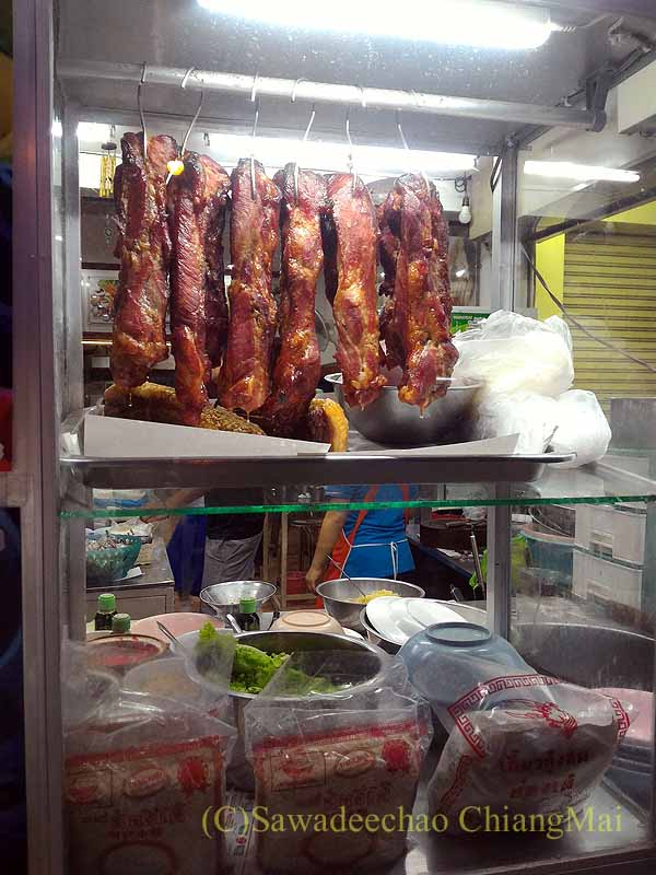 チェンマイの麺食堂ムーデーンホーンテの店頭の焼き豚