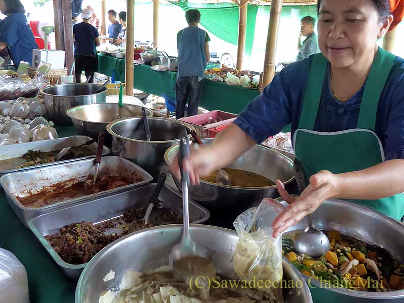 チェンマイのJJマーケット日曜安全食品市の北タイ料理屋