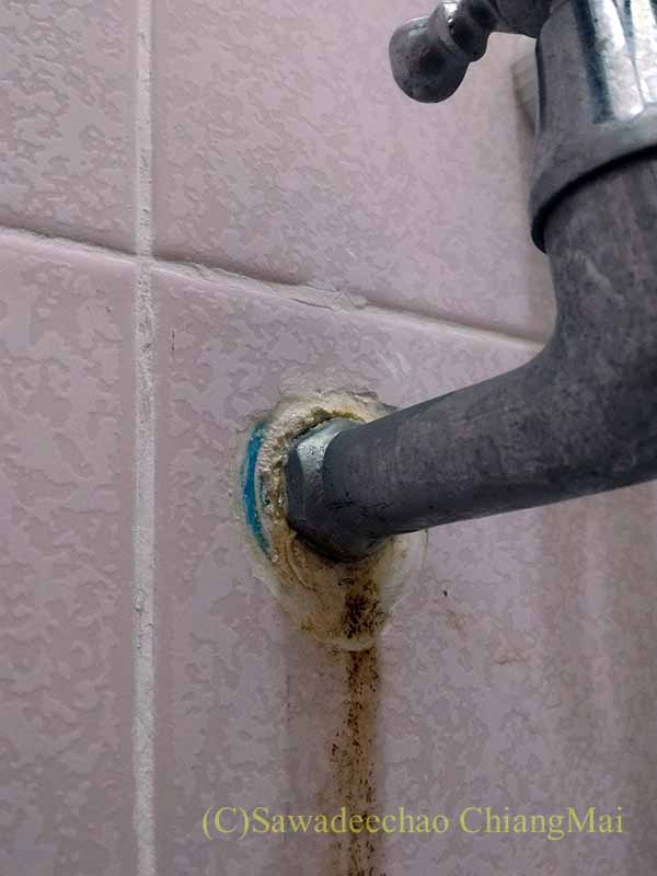 チェンマイの自宅バスルームの水漏れしている蛇口