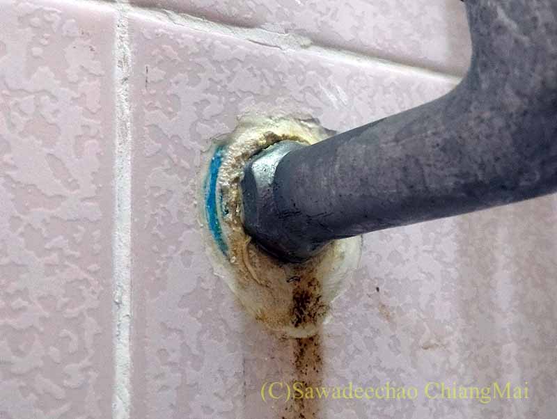 チェンマイの自宅バスルームの水漏れしている蛇口の根元