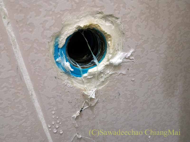 チェンマイの自宅バスルームの水漏れしている蛇口をはずした壁