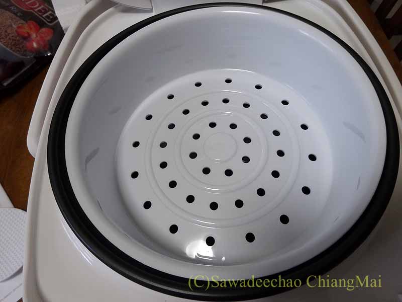 チェンマイ生活で購入した日立の電気炊飯器の蒸し容器
