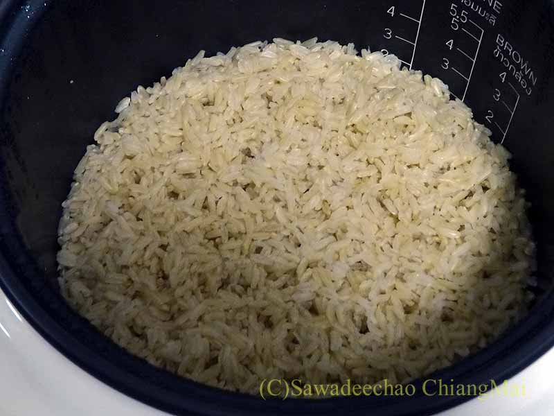チェンマイ生活で購入した日立の電気炊飯器で炊いた米