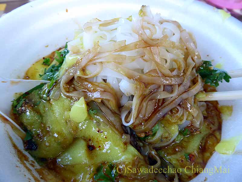 チェンマイのシャン族寺院ワットパーパオのカーオフンの麺