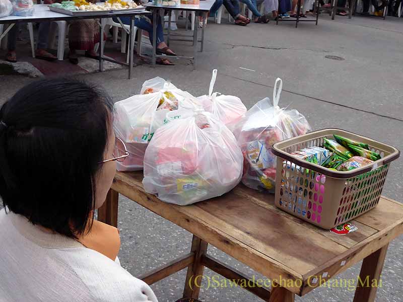チェンマイ市内の元旦特別タムブン（徳積行）開始を待つ人々の供物