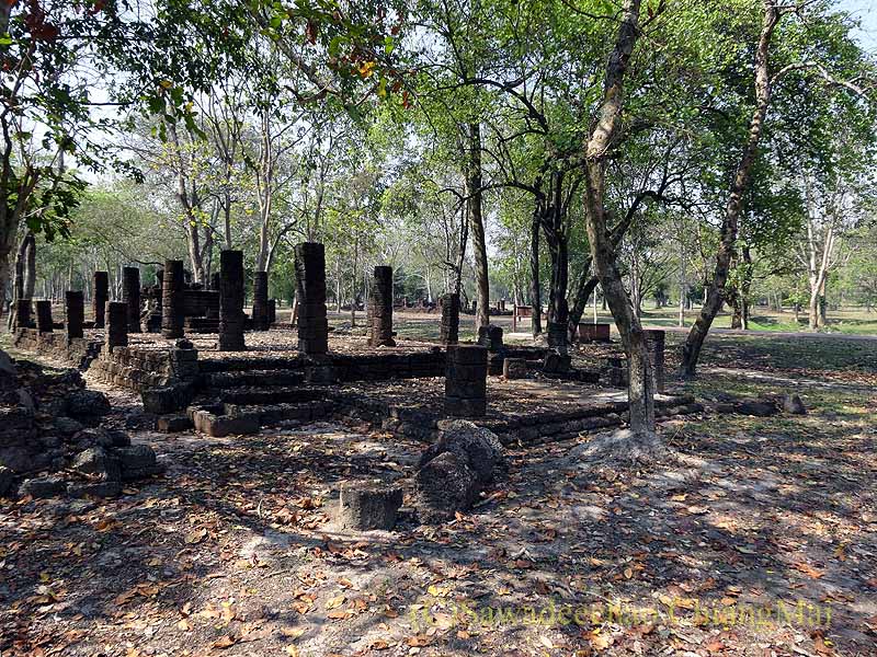 タイのシーサッチャナーライ歴史公園の歩道沿いの遺跡