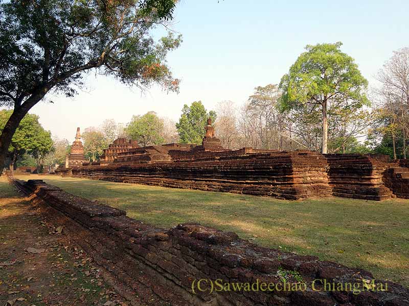タイのカムペーンペット歴史公園遺跡群のワットプラケーオ概観