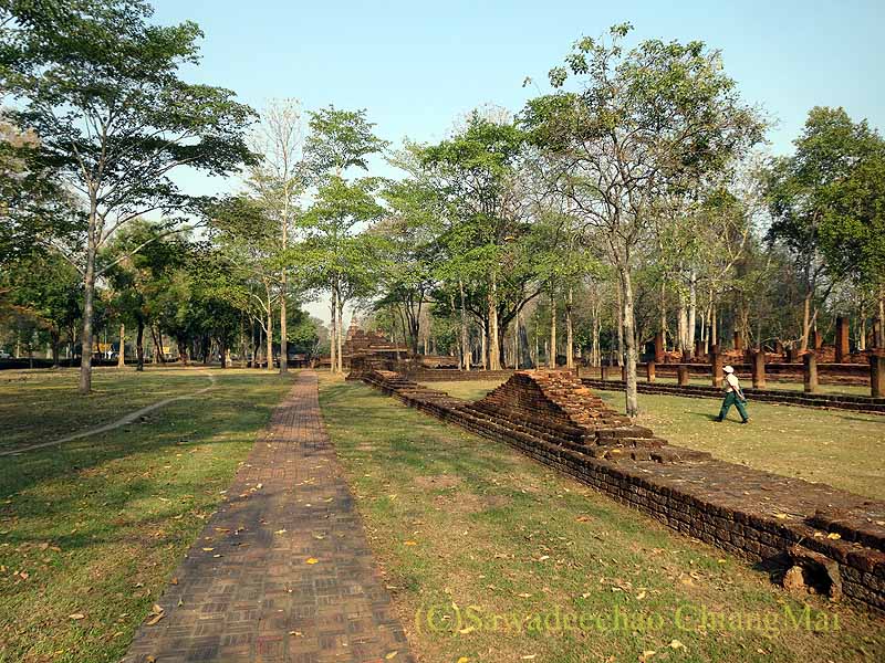 タイのカムペーンペット歴史公園遺跡群の歩道