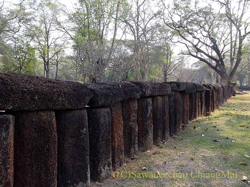 タイのカムペーンペット歴史公園遺跡群の城壁