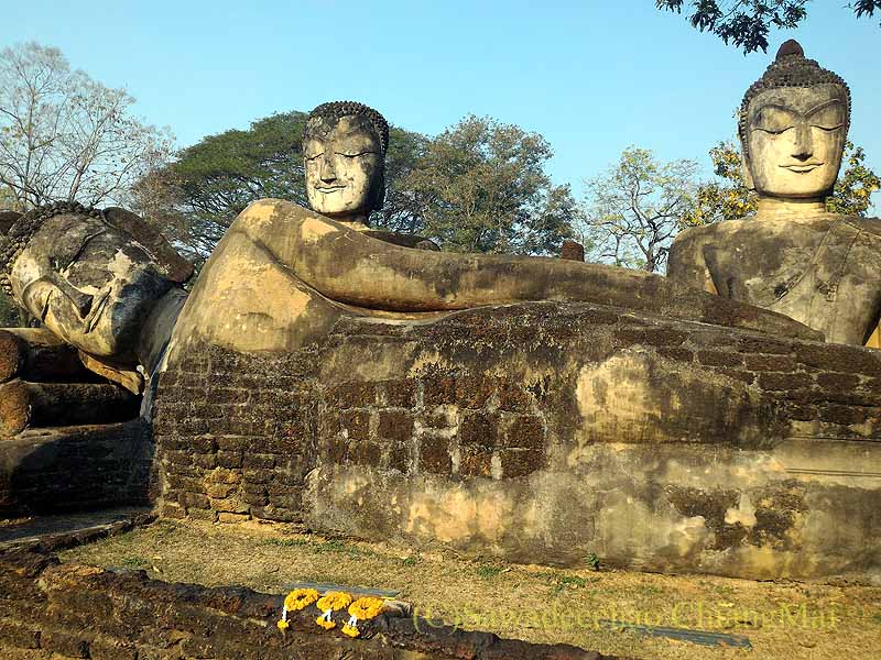 タイのカムペーンペット遺跡のワットプラケーオ本堂脇の仏像群