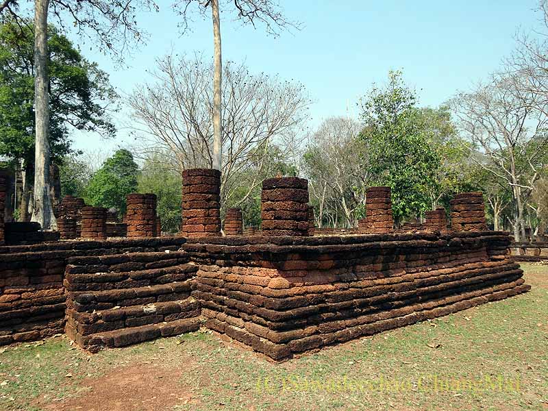 タイのカムペーンペット遺跡群のワットプラシーイリヤーボットの布薩堂