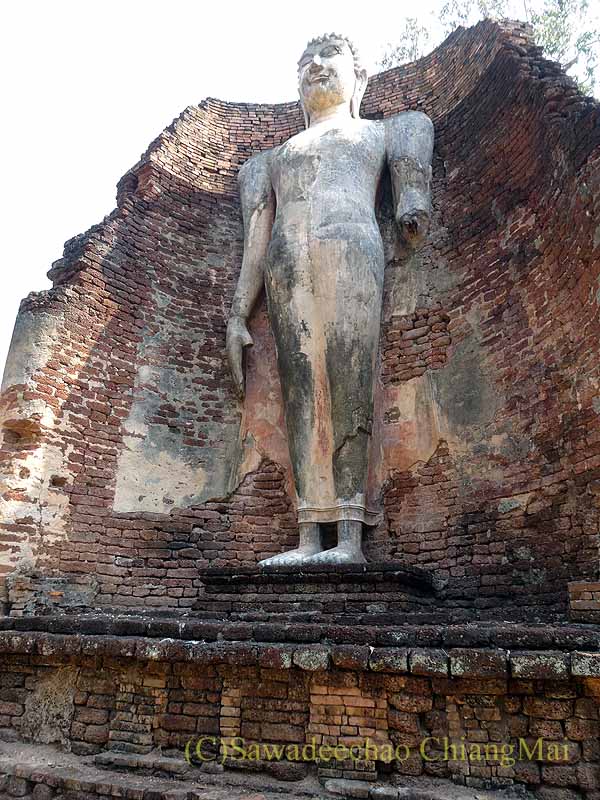 タイのカムペーンペット遺跡群のワットプラシーイリヤーボットの立像
