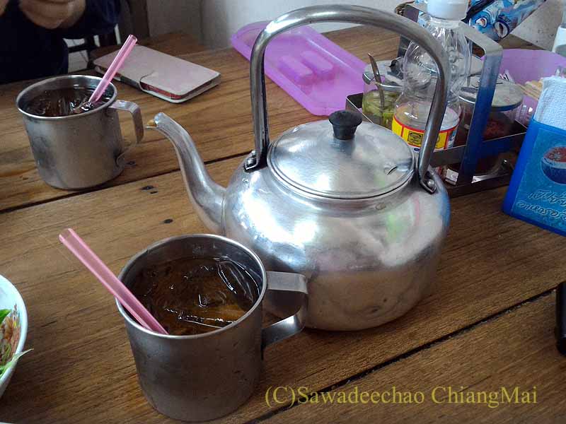 カムペーンペットの中華麺の店バミーチャーカンラーウのお茶