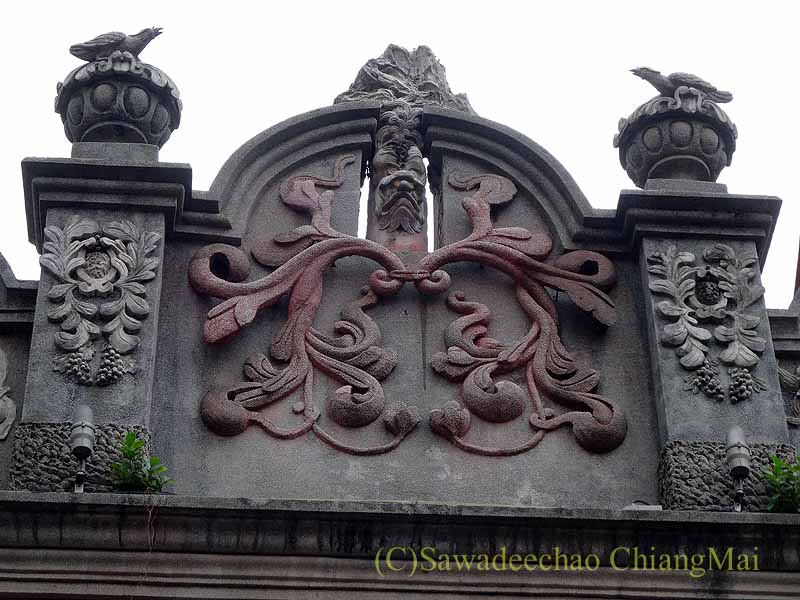 台北郊外にある三峡の三角湧老街の屋根の装飾