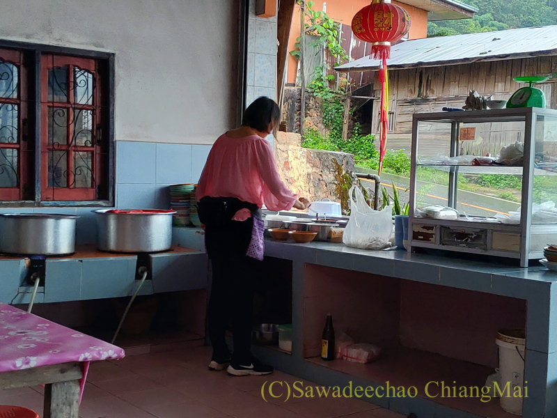 チェンラーイ県メーサローンの雲南麺餃館のキッチン
